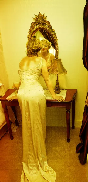 复古连衣裙的 grunge 新娘 — 图库照片