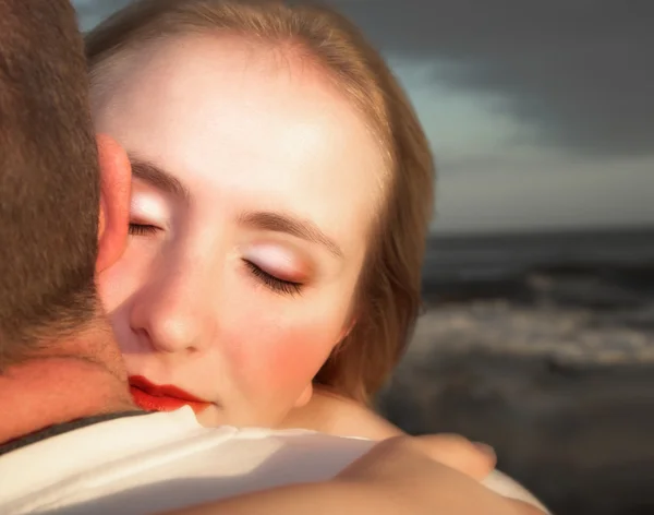 Miłości para przytulanie z naciskiem na twarz kobiety — Zdjęcie stockowe