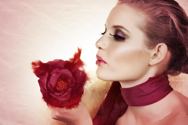 Mooie vrouw met roos. — Stockfoto