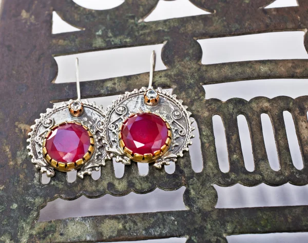 Turkse Ottomaanse zilveren oorbellen met ruby. — Stockfoto