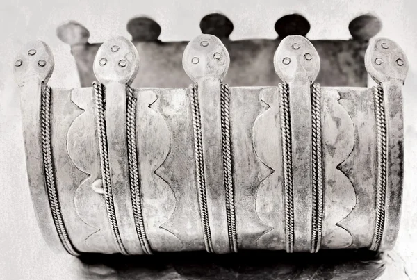 Oltre 100 anni antico braccialetto tribale turco — Foto Stock