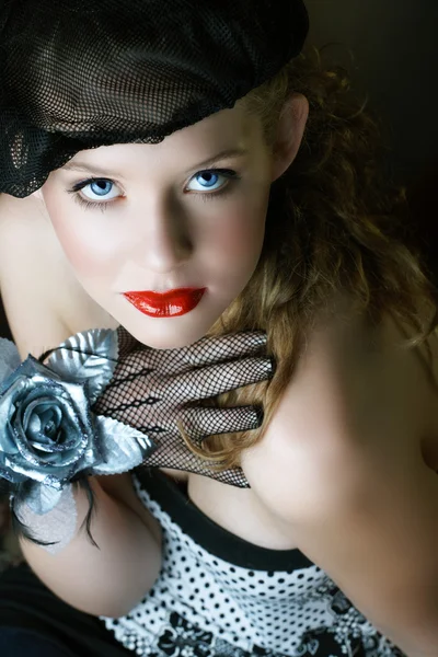 Schön in schwarzer Baskenmütze und roten Lippen. — Stockfoto