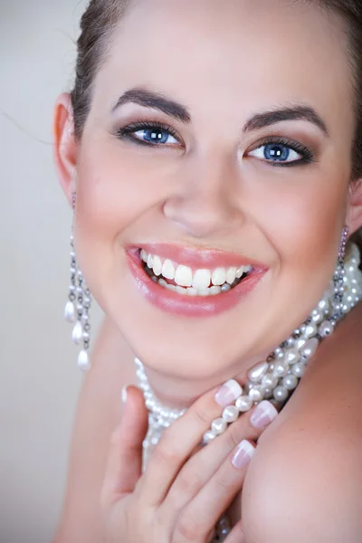 真珠のイヤリングを持つ若い女 — ストック写真