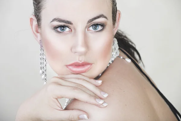 Mooie jonge vrouw met zilveren juwelen. — Stockfoto
