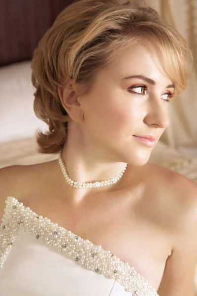 Mooie bruid met kort blond haar — Stockfoto