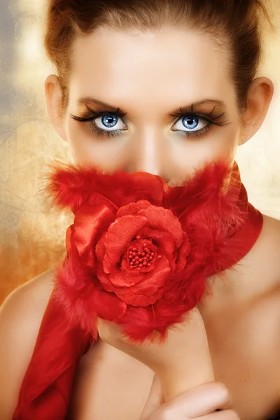 Kvinna med röd siden ros.. — Stockfoto