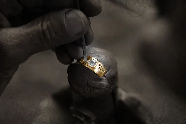 Goldsmith och diamond ring. — Stockfoto