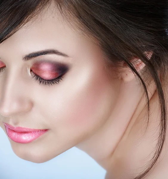 Vrouw met roze rokerige ogen. — Stockfoto