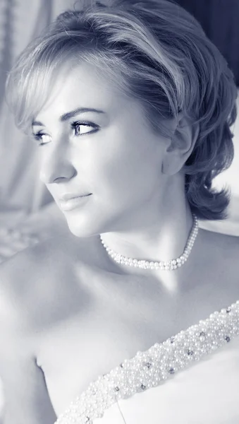 Krásná blonďatá nevěsta v Perlové šaty — Stock fotografie