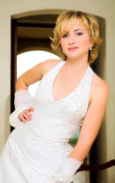 Vacker blond brud i grimman halsen klänning — Stockfoto