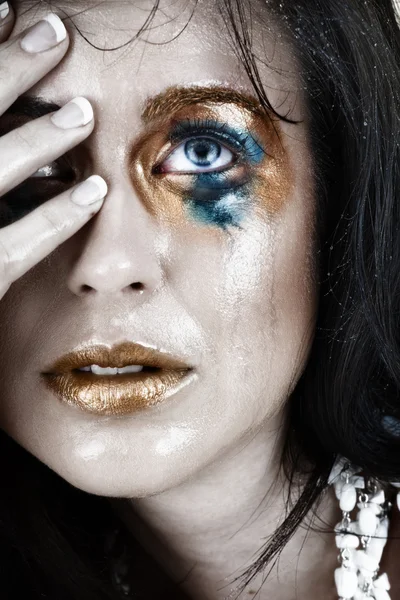 Upprörd gråtande kvinna med suddig make-up. — Stockfoto