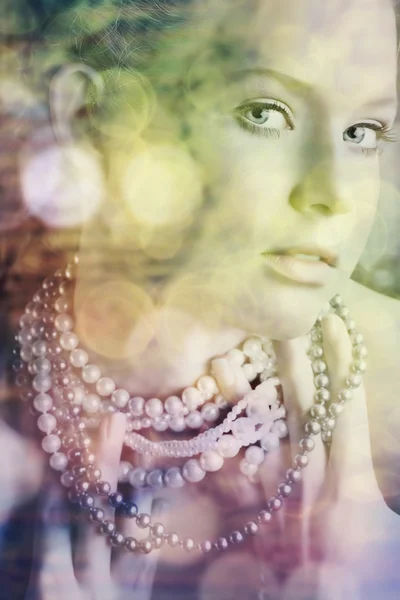 Belleza rubia en perlas —  Fotos de Stock