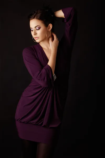 Modelo de moda em mini vestido roxo — Fotografia de Stock