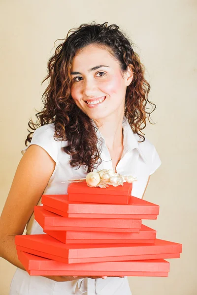 Kırmızı hediyelerle mutlu bir kadın — Stok fotoğraf
