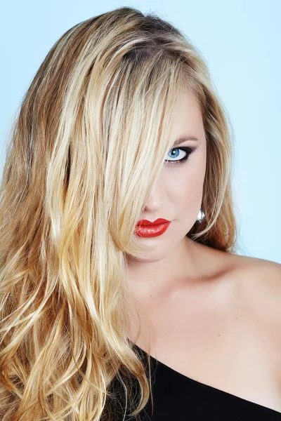 Femme blonde avec rouge à lèvres rouge — Photo