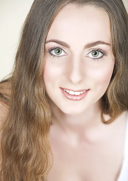 Meisje met lang haar en groene ogen. — Stockfoto