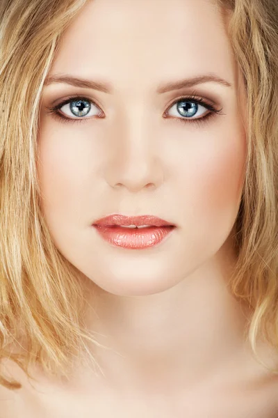 Vacker blond kvinna. — Stockfoto