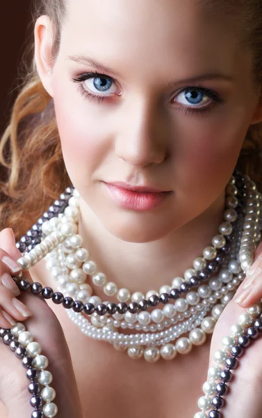 Donna bionda in perle . — Foto Stock