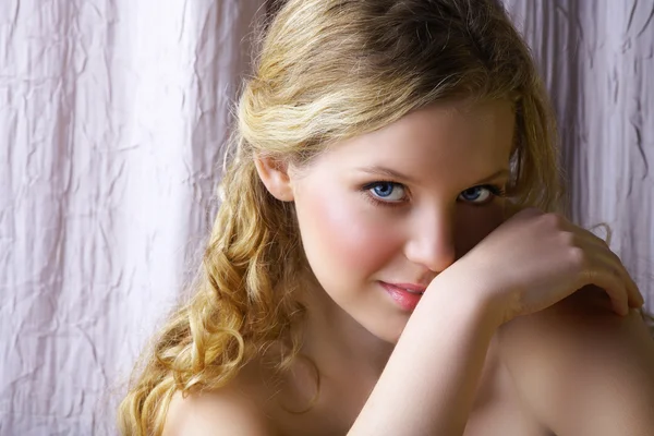 Blond kvinna med leende. — Stockfoto