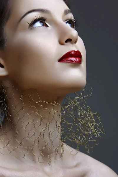 Kvinna med guld halsband — Stockfoto