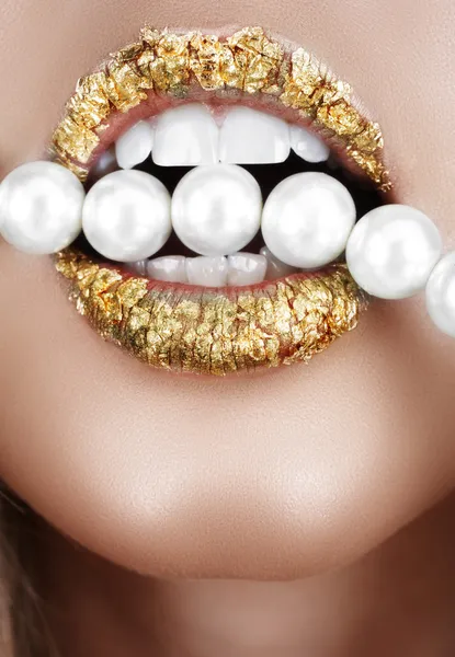 Zlacení ústa s perlami. — Stock fotografie