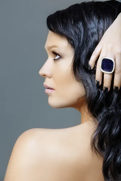 Kobieta z czarny manicure — Zdjęcie stockowe