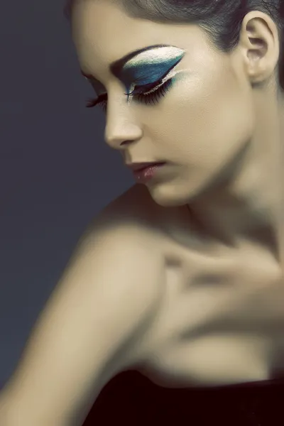 Mulher com maquiagem turquesa para os olhos — Fotografia de Stock