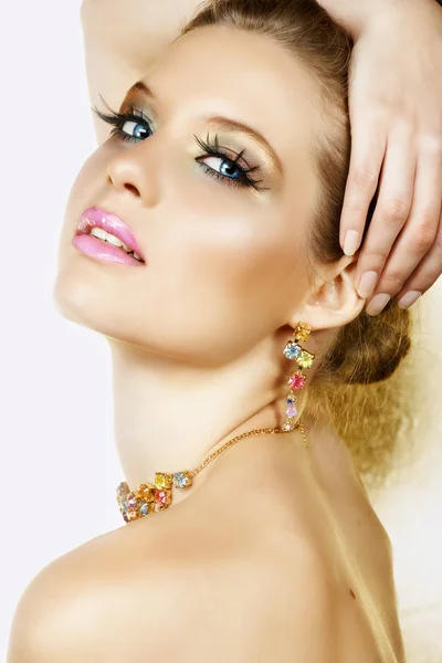 Blondýnka s náhrdelník a úsměv. — Stock fotografie