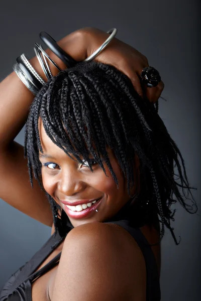 Lachende Afrikaanse vrouw — Stockfoto