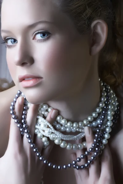 Belleza rubia en perlas — Foto de Stock