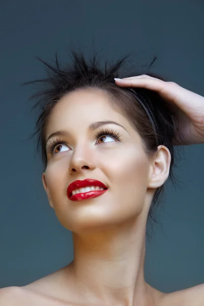 Vacker kvinna med röda läppar och håret i Knut — Stockfoto
