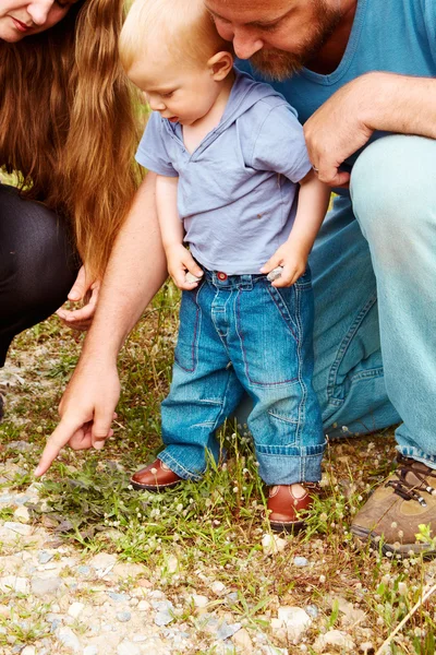 Pai apontando uma pedra para seu filho menor — Fotografia de Stock