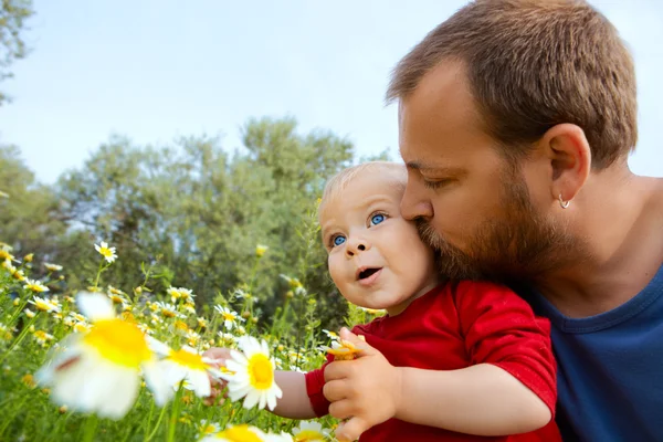 Vater Anfang dreißig gibt seinem Sohn einen Kuss — Stockfoto