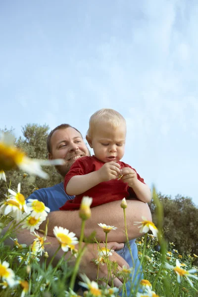 父と息子の花 — ストック写真