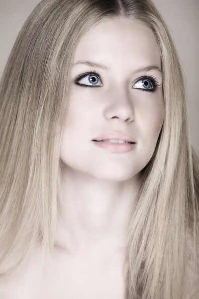 Блондинка дівчина-підліток з блакитними очима — стокове фото