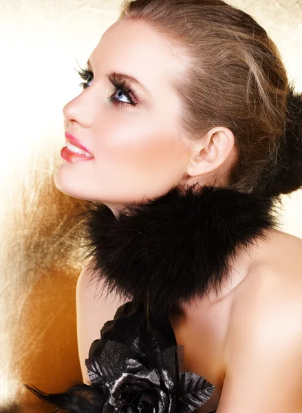 Black feathers and blond woman. — Stock Photo, Image