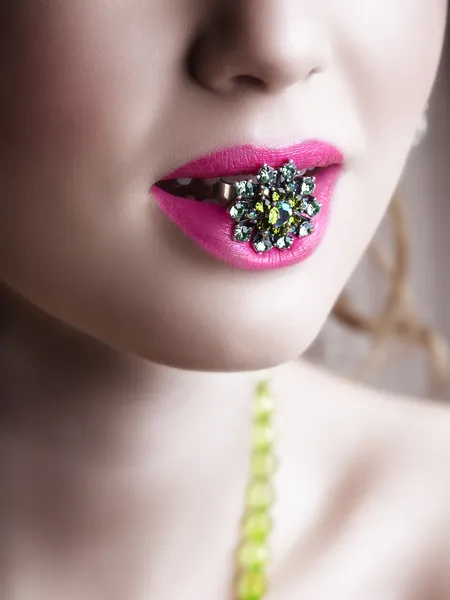 Grüner Ring in rosa Lippen. — Stockfoto