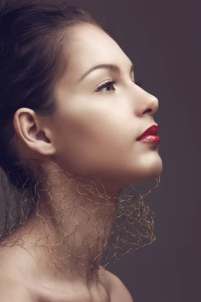 Mulher bonita com lábios vermelhos . — Fotografia de Stock