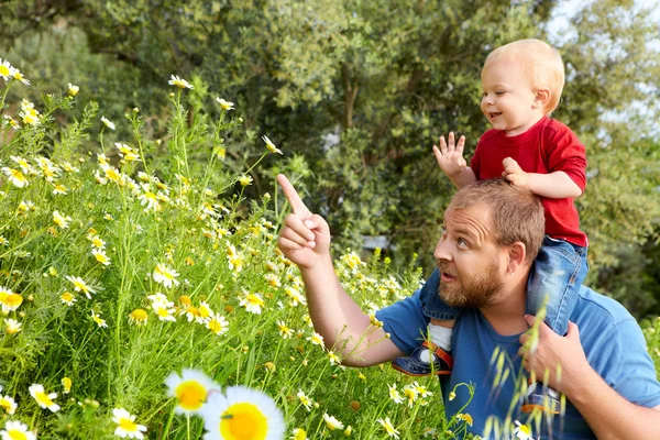 Otec a syn v květech — Stock fotografie