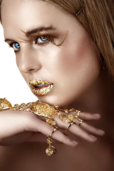 Femme avec des lèvres de feuille d'or — Photo