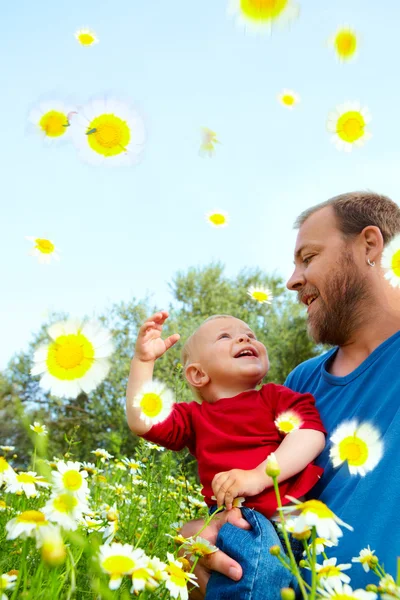 Vader en zoon in bloemen — Stockfoto