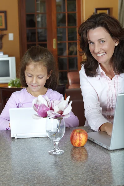 Madre e figlia con laptop — Foto Stock
