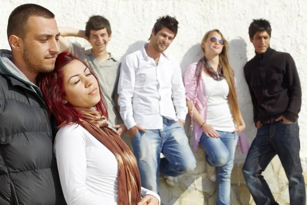 Group of young friends at the wall — Stock Photo, Image