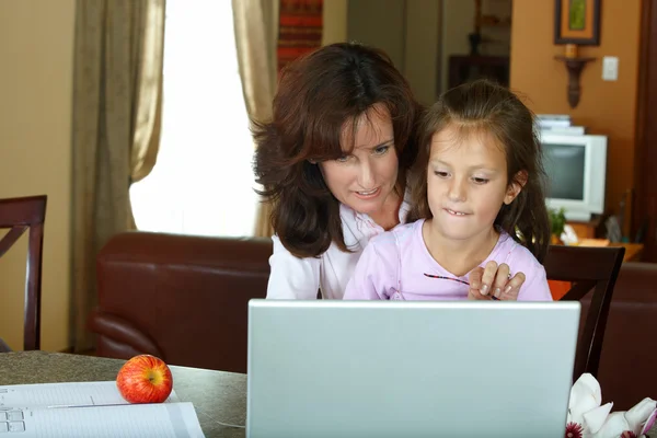 Moeder en dochter met laptop — Stockfoto