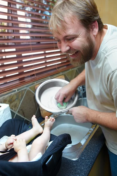 Hijo y padre lavando platos . —  Fotos de Stock