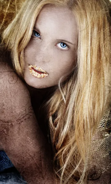 Oro donna bionda in grunge . — Foto Stock