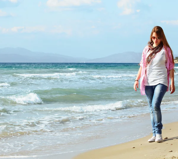 Adolescente chica en la playa —  Fotos de Stock