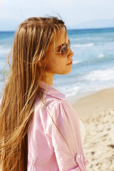 Adolescenta fata pe plaja . — Fotografie, imagine de stoc