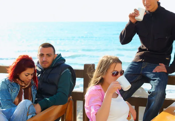 Junge türkische Freunde am Meer — Stockfoto