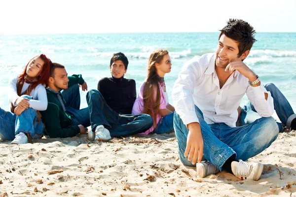 Friends on the beach — Stock Photo, Image